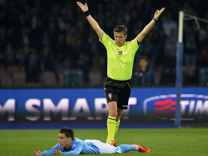 Referee in Dortmund: Daniele Orsato, hier mit Neapels Jos&#233; Callejon.