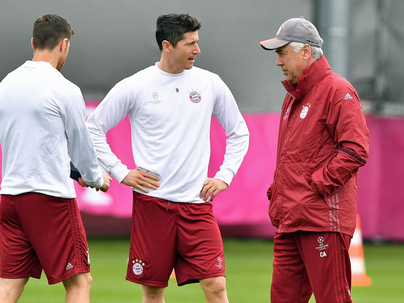Im Bayern-Abschlusstraining und im Gespr&#228;ch mit Trainer Carlo Ancelotti: St&#252;rmer Robert Lewandowski.