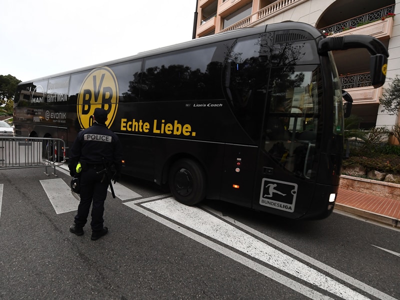 Der BVB-Mannschaftsbus war an der Abfahrt zum Stadion gehindert worden.