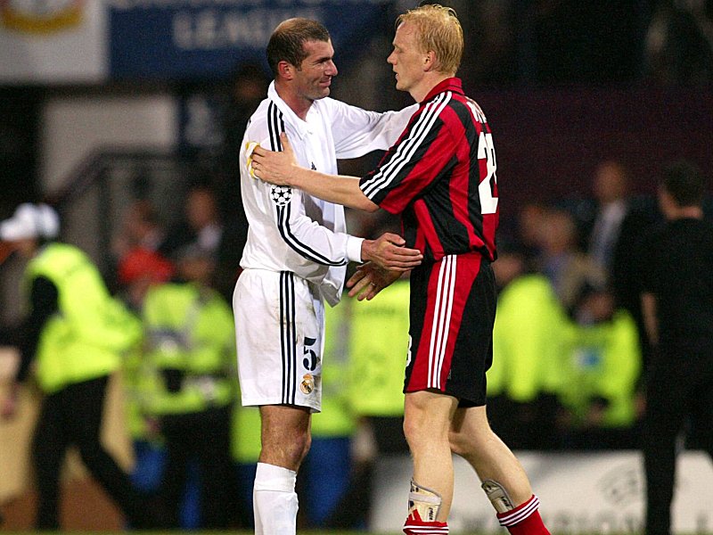 Real Madrids Superstar Zinedine Zidane tr&#246;stet Bayer-Kapit&#228;n Carsten Ramelow nach dem verlorenem Champions-Legaue-Finale 2002.