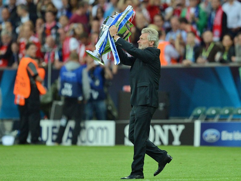 Paul Breitner trug das Objekt der Begierde 2012 auf den Rasen - hochstemmen durfte den Pokal dann aber der FC Chelsea. 