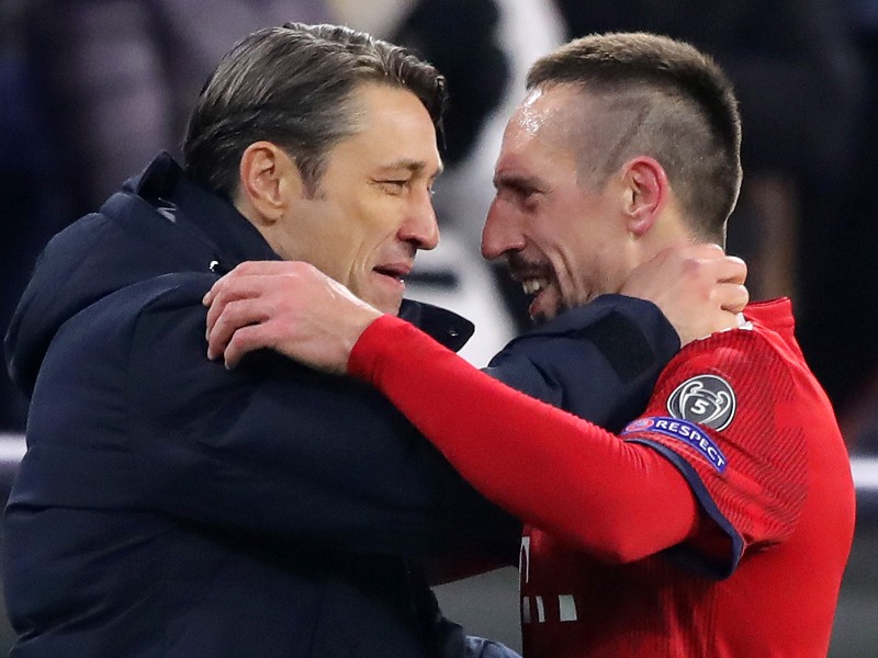 Lange Umarmung bei der Auswechslung: Trainer Niko Kovac und Franck Ribery.