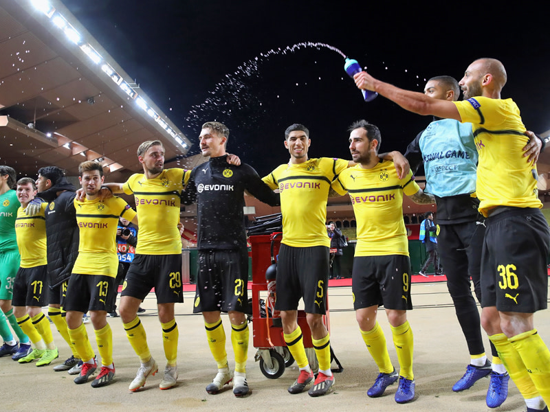 Feierstimmung in Monaco: Die Dortmunder feiern mit ihren Fans.