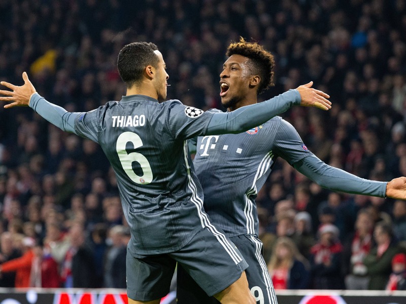 Thiago und Kingsley Coman jubeln gegen Ajax: Doch nicht alles war positiv in Amsterdam.