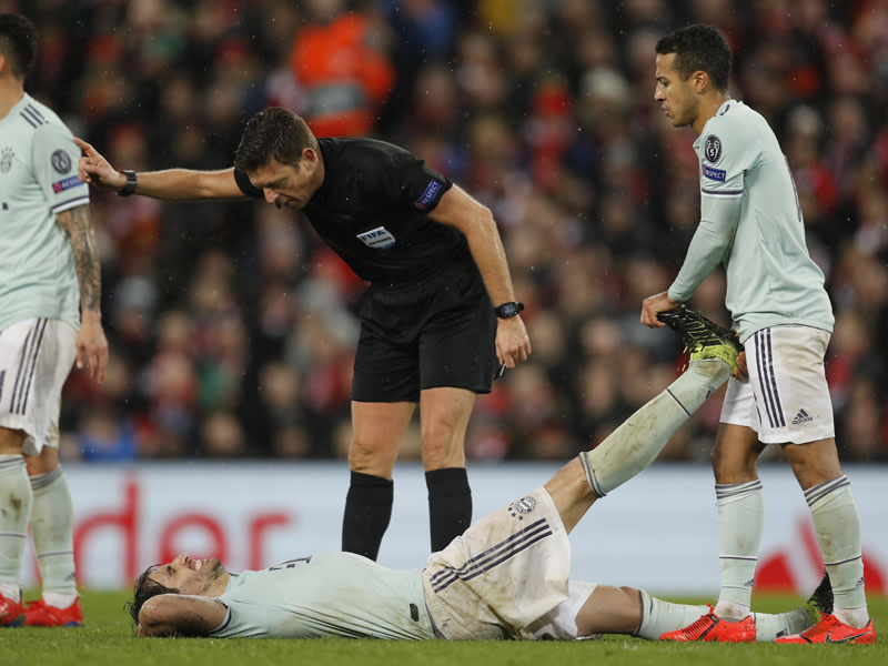 Echte Schmerzen? Javi Martinez gegen Liverpool am Boden.