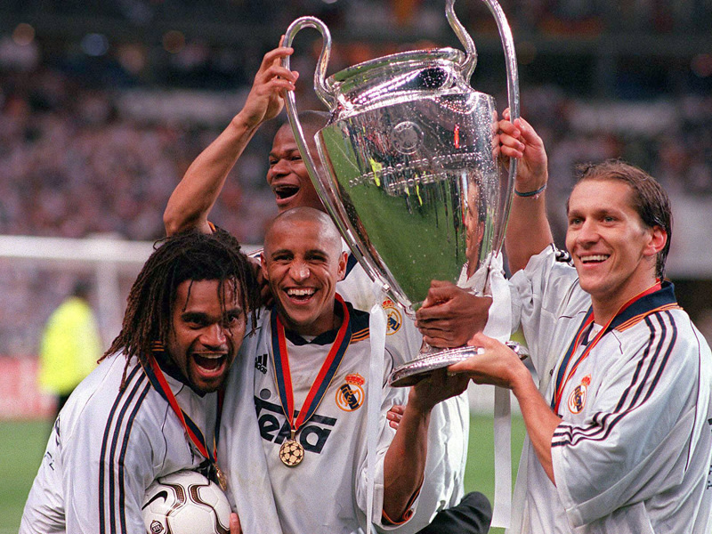 Da ist das Ding: Roberto Carlos (M.) nach dem Gewinn der Champions League im Jahr 2000.