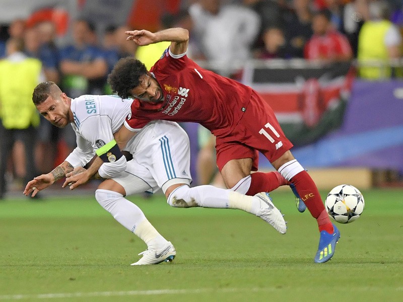 Die Szene, die das Finale ver&#228;nderte. Sergio Ramos rei&#223;t Mohamed Salah zu Boden, sodass dieser sich an der Schulter verletzt. 