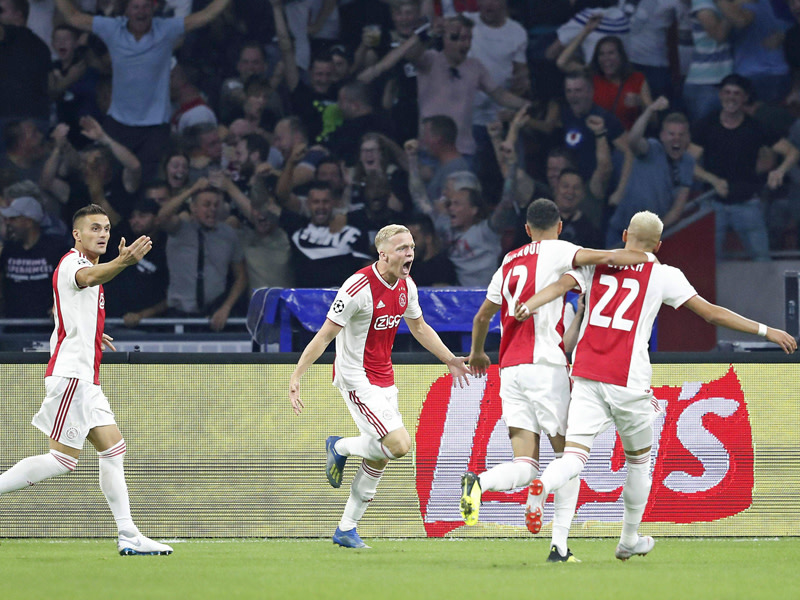 Amsterdamer Jubel: Donny van de Beek (2.v.li.) brachte den Ajax-Sieg gegen Kiew auf den Weg.