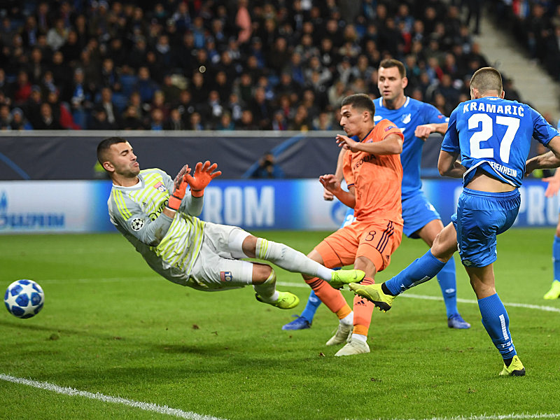 Hoffenheims Kramaric (r.) erzielt gegen Lyon-Keeper Lopes das 1:1.