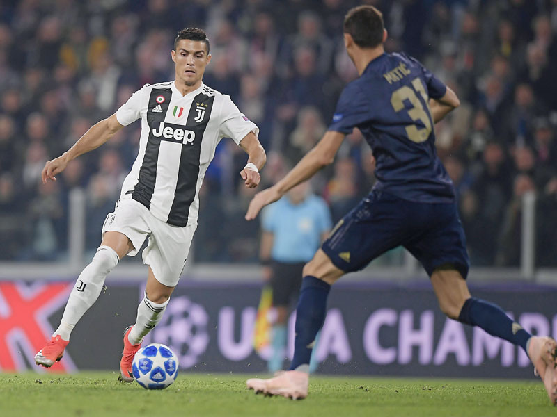 Den Ball im Blick: Turins Cristiano Ronaldo am Leder, Nemanja Matic (r.) geht entgegen. 