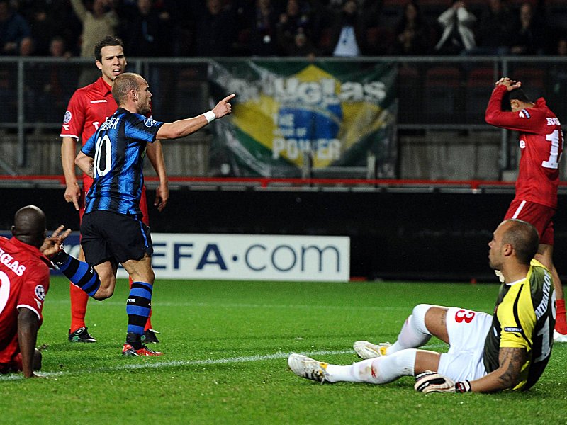 Inters Sneijder dreht jubelnd ab. soeben hat er Enschedes Keeper Mihajlov zum 1:0 &#252;berwunden.