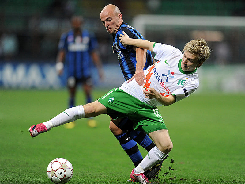 Hatte einen schweren Stand: Marko Marin ging mit Bremen gegen Esteban Cambiasso und Inter leer aus. 