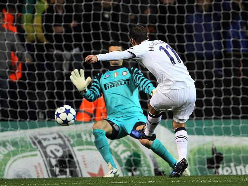 Die F&#252;hrung: Rafael van der Vaart trifft nach Traumpass von Modric zum 1:0 f&#252;r Tottenham.