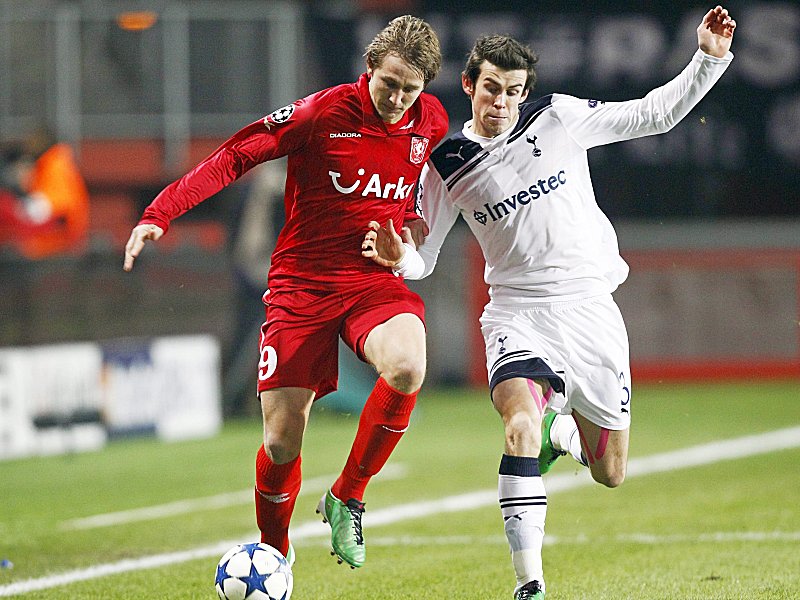Ganz enge Kiste: Twentes de Jong und Tottenhams Bale streiten sich um den Ballbesitz.