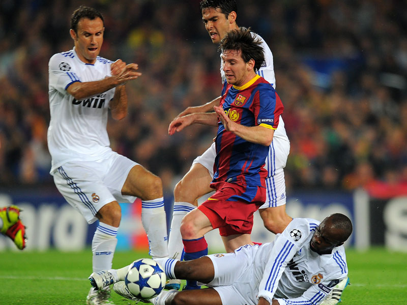 Gleich drei Gegenspieler - Carvalho, Kaka und Diarra (v. li.) - versuchen Lionel Messi auszubremsen.