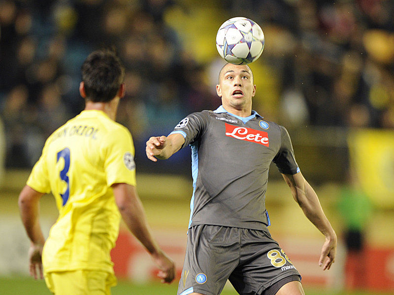 Neapels Mittelfeldmann Inler hat den Ball fest im Blick. Beobachtet wird er hier von Villarreals Oriol.