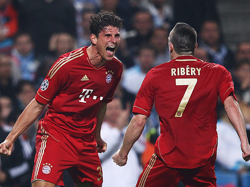 Mario Gomez bejubelt mit Franck Ribery seinen F&#252;hrungstreffer im Stade V&#233;lodrome.