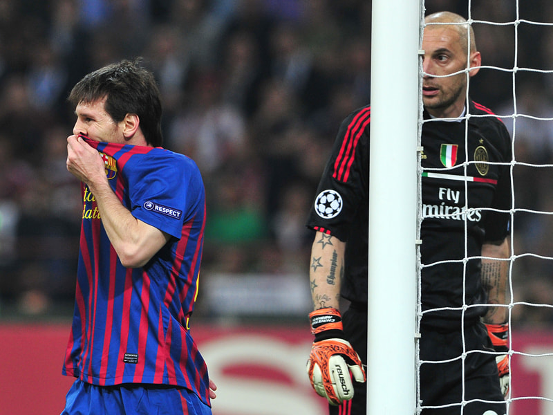 Mund abputzen und weiter geht&apos;s: Barcelonas Lionel Messi (li.) brachte den Ball nicht an Milans Torwart Christian Abbiati vorbei.