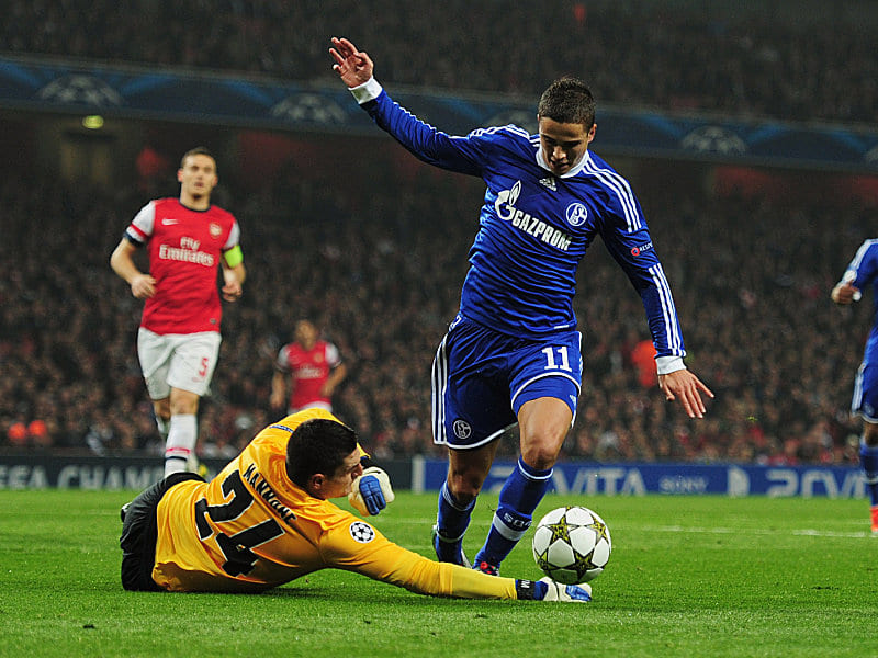 Knifflige Szene: Arsenal-Keeper Vito Mannone gegen Ibrahim Afellay. 