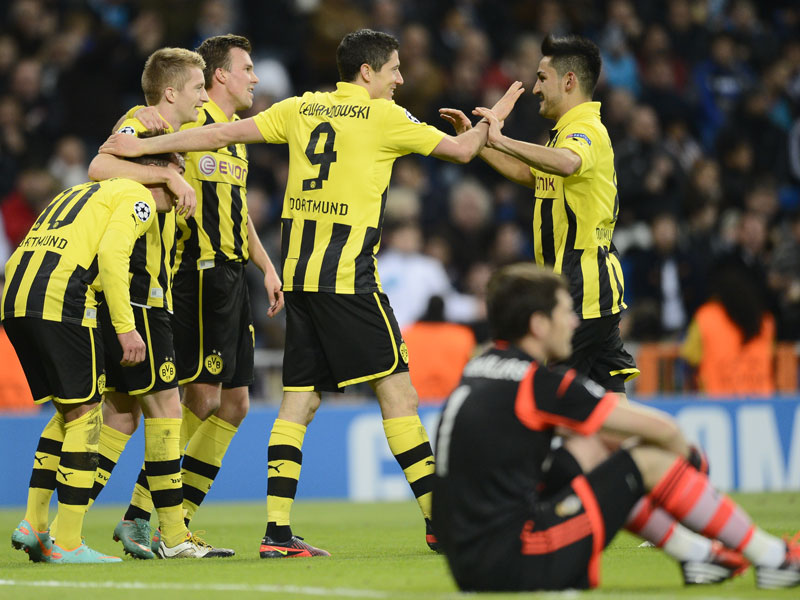 Im ersten Durchgang ein Bild mit Symbolcharakter: Dortmund jubelt, Real-Keeper Iker Casillas ist frustriert.