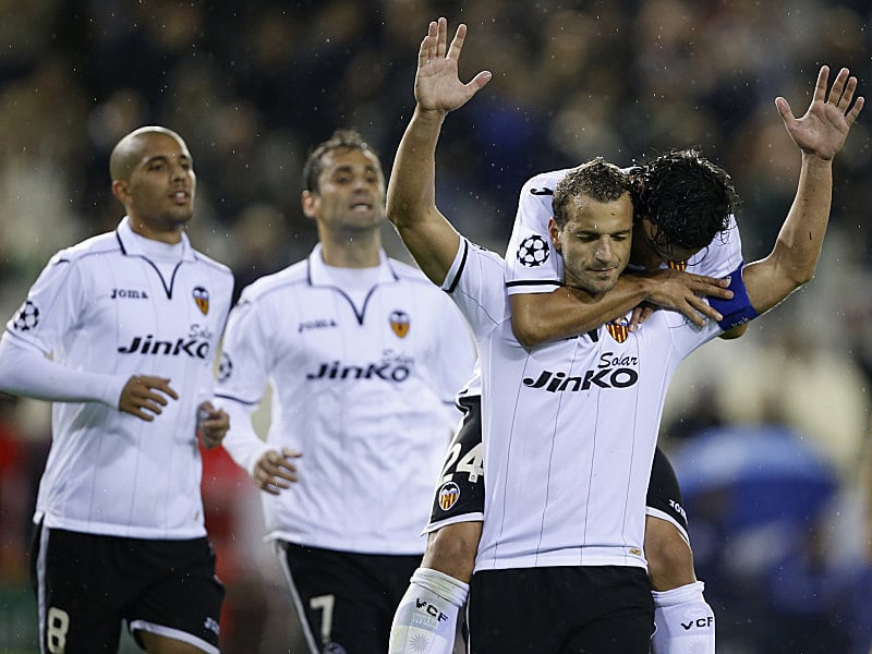 Roberto Soldado freut sich, umarmt von Tino Costa, &#252;ber das 2:0 f&#252;r den FC Valencia.
