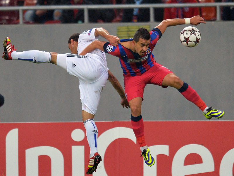Beharkten sich ordentlich: Steauas Daniel Georgievski (re.) und Fabian Frei vom FC Basel.