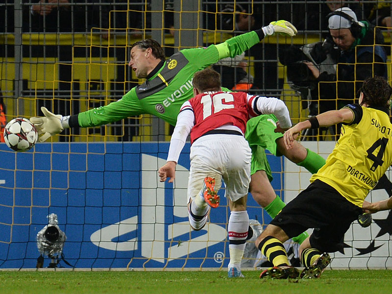 Das Tor des Tages in Dortmund: Aaron Ramsey l&#228;sst Roman Weidenfeller per Kopf keine Chance.