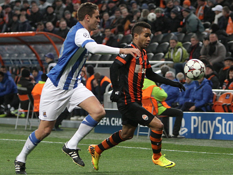 Donezks Alex Teixeira (rechts) behauptet den Ball gegen Ion Ansotegi.