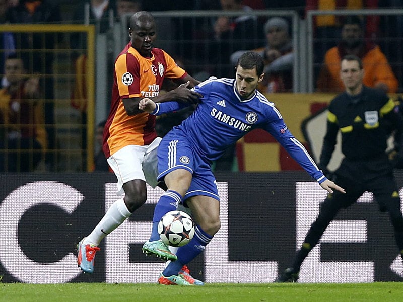 Schneller am Ball: Chelseas Hazard (re.) gewinnt den Zweikampf gegen Galatasaray-Verteidiger Ebou&#233; (li.).