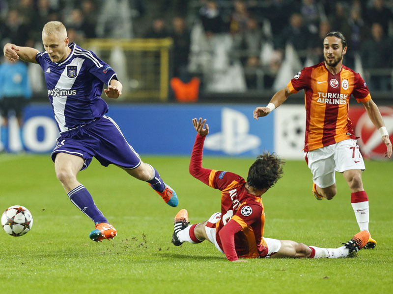 Symbolisch: Hamit Altintop am Boden, Olivier Deschacht obenauf - Galatasaray war in Abschnitt eins nicht immer auf der H&#246;he.