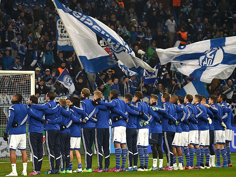Zeigte sich vor dem Anpfiff den eigenen Fans als optimistische Einheit: der FC Schalke 04.