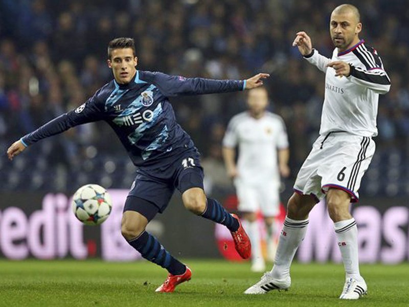 Der FC Porto, hier Christian Tello (li.) gegen Basels Walter Samuel, hatte im ersten Durchgang mehr vom Spiel.