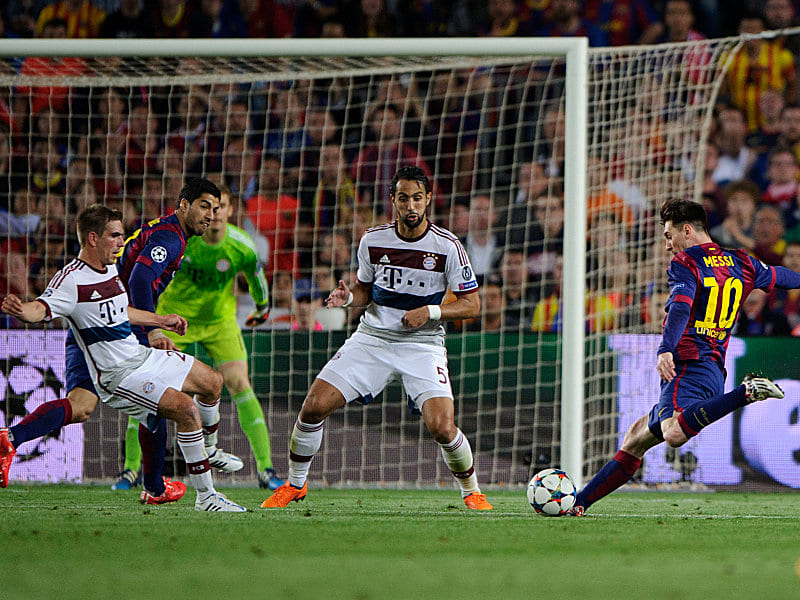 Das sp&#228;te 1:0: Lionel Messi (re.) zielt Richtung rechtes Toreck ab. 