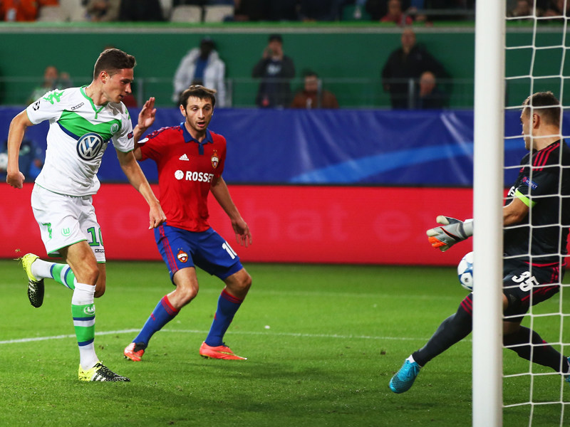 Im zweiten Versuch klappt&apos;s: Julian Draxler (li.) trifft zum 1:0 f&#252;r den VfL Wolfsburg.