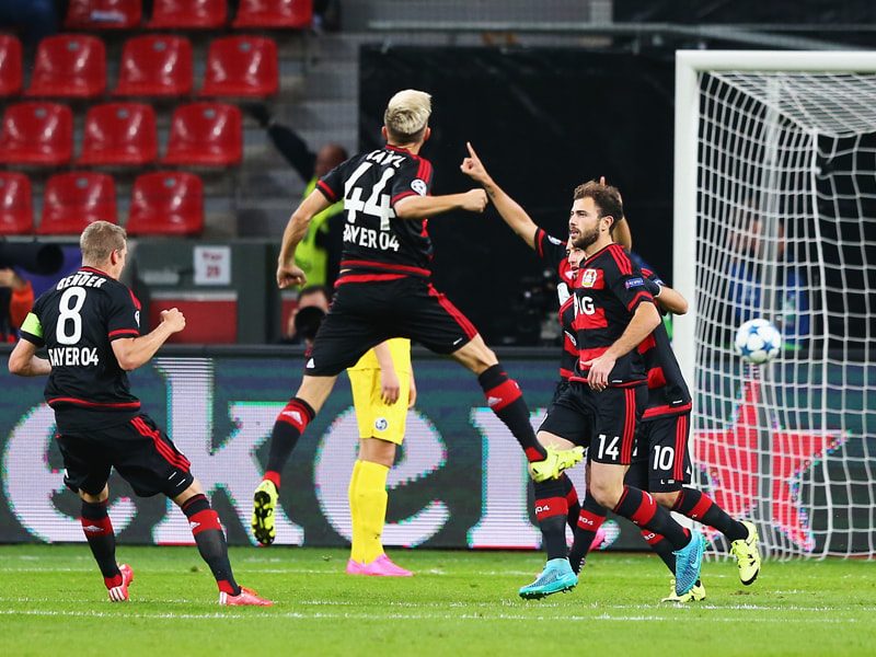 Die Leverkusener feiern den Treffer von Mehmedi (#14).