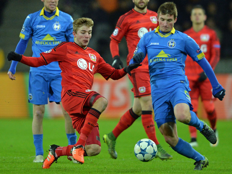Zu sp&#228;t gekommen: Leverkusens Christoph Kramer (li.) im Duell mit Evgeni Yablonski.