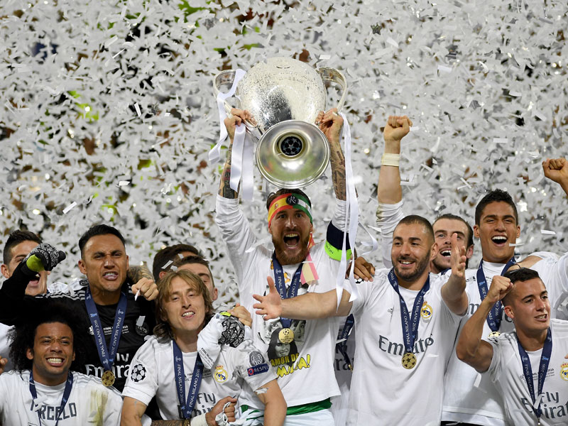 Jubel mit Pokal: Real Madrid nach dem Finalsieg im Elfmeterschie&#223;en.