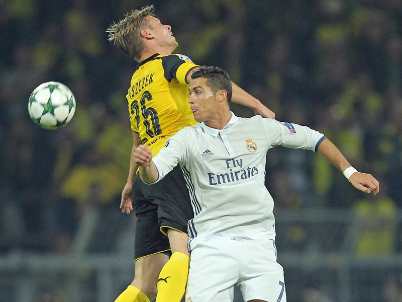 Kopfballduell: Dortmunds Lukasz Piszczek gegen Madrids Cristiano Ronaldo. 