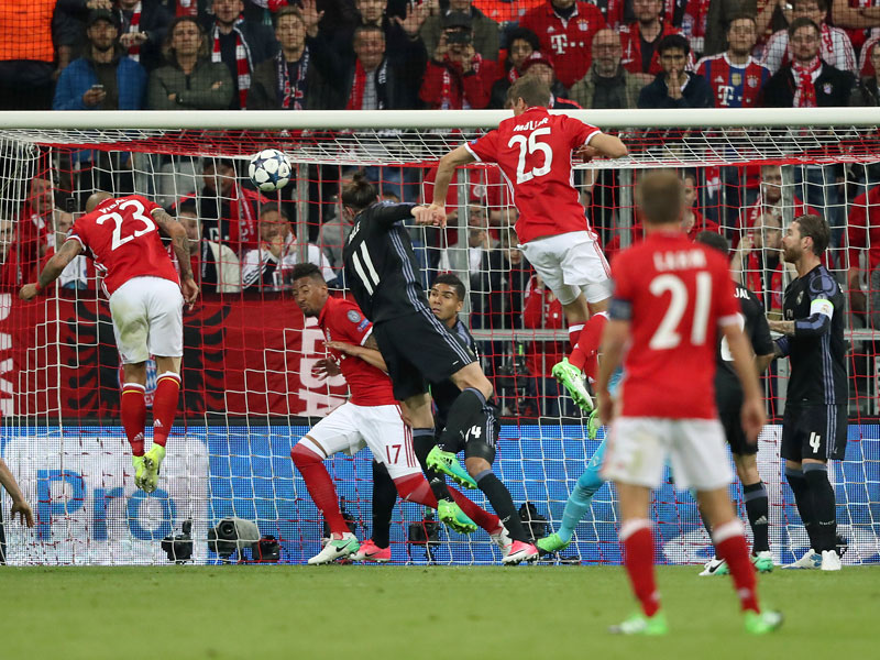 1:0 f&#252;r die Bayern: Arturo Vidal (#23) nickt eine Ecke von Thiago ins Netz. 