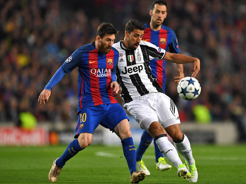 Ball im Blick: Sami Khedira im Duell mit Lionel Messi.