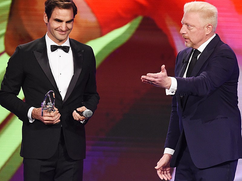 Boris Becker, Mitglied der Laureus Academy, &#252;bergab das Wort an Sieger Roger Federer.