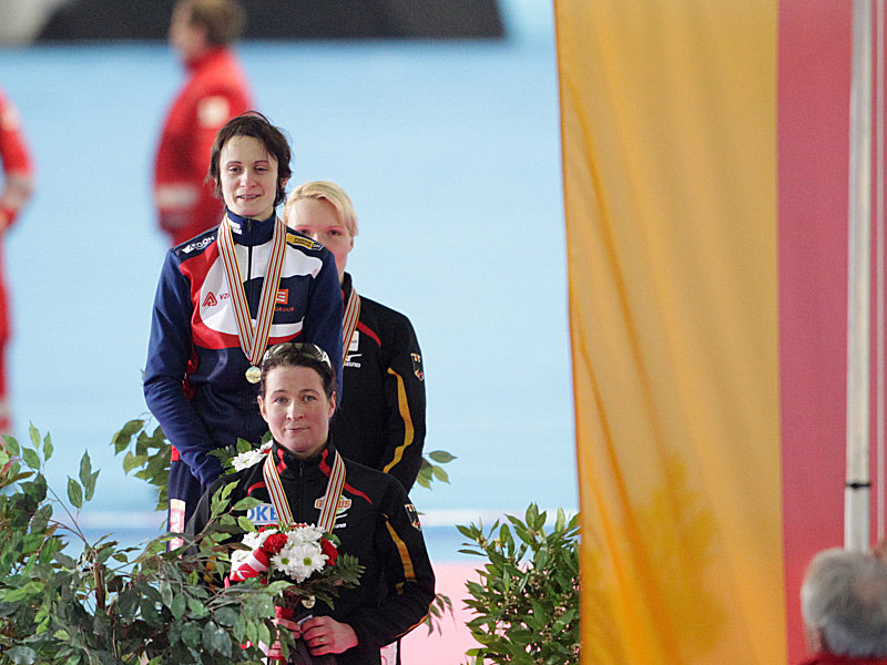 Gold, Silber, Bronze: Martina Sablikova (oben), Stephanie Beckert (hinten) und Claudia Pechstein (vorne).