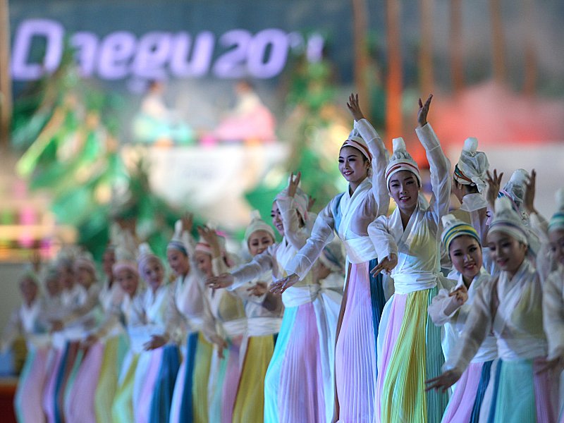 Farbenfroh und mit traditionellen Elementen geschm&#252;ckt: Die Er&#246;ffnungsfeier in Daegu.