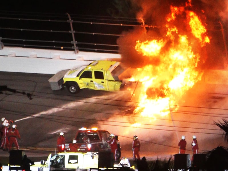 Feuerball: Ein Safety-Truck geht in Flammen auf, nachdem Juan Pablo Montoya in den LKW gekracht war. 