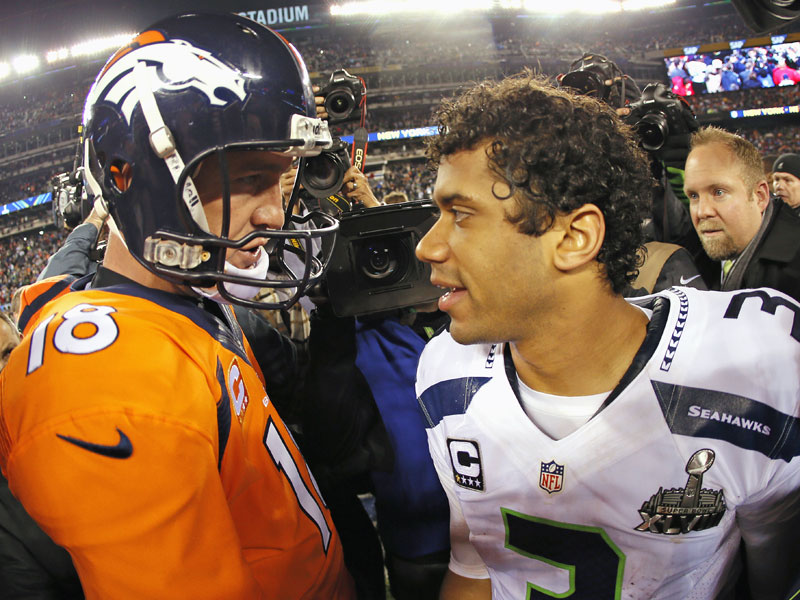 Fairer Verlierer: Denvers Quarterback Peyton Manning gratuliert seinem Kontrahenten Russell Wilson.