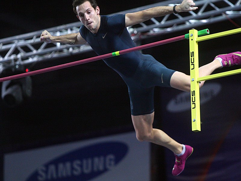 Der Weltrekord-Sprung: Renaud Lavillenie &#252;berquert eine H&#246;he von 6,16 Meter.