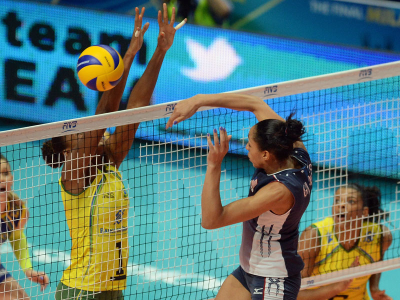 US-Angreiferin Alisha Glass (r.) schmettert gegen Fabiana Claudino (Brasilien).