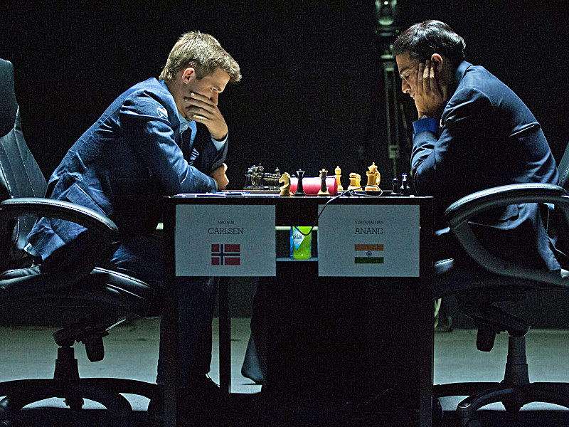 Remis im vierten Duell: Schach-Weltmeister Magnus Carlsen (li.) und sein Herausforderer Viswanathan Anand, hier an Tag zwei.