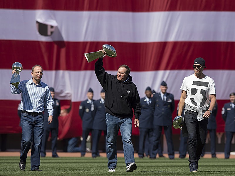 Die Gejagten in der anstehenden NFL-Saison: die New England Patriots um Trainer Bill Belichick (Mitte) und Tom Brady (rechts). Links ist Pr&#228;sident Jonathan Kraft zu sehen.