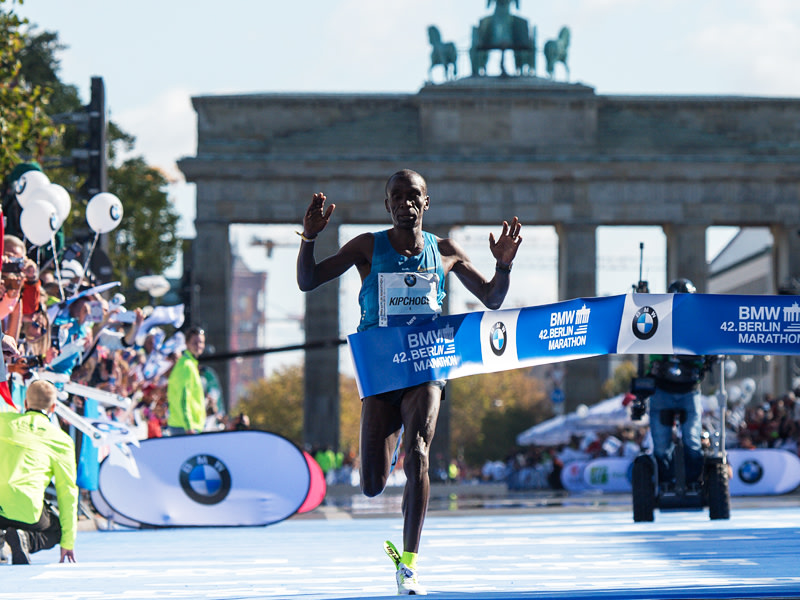 Hat der l&#228;dierte Laufschuh den Weltrekord verhindert? Der Kenianer Eliud Kipchoge gewann den Berlin-Marathon. 